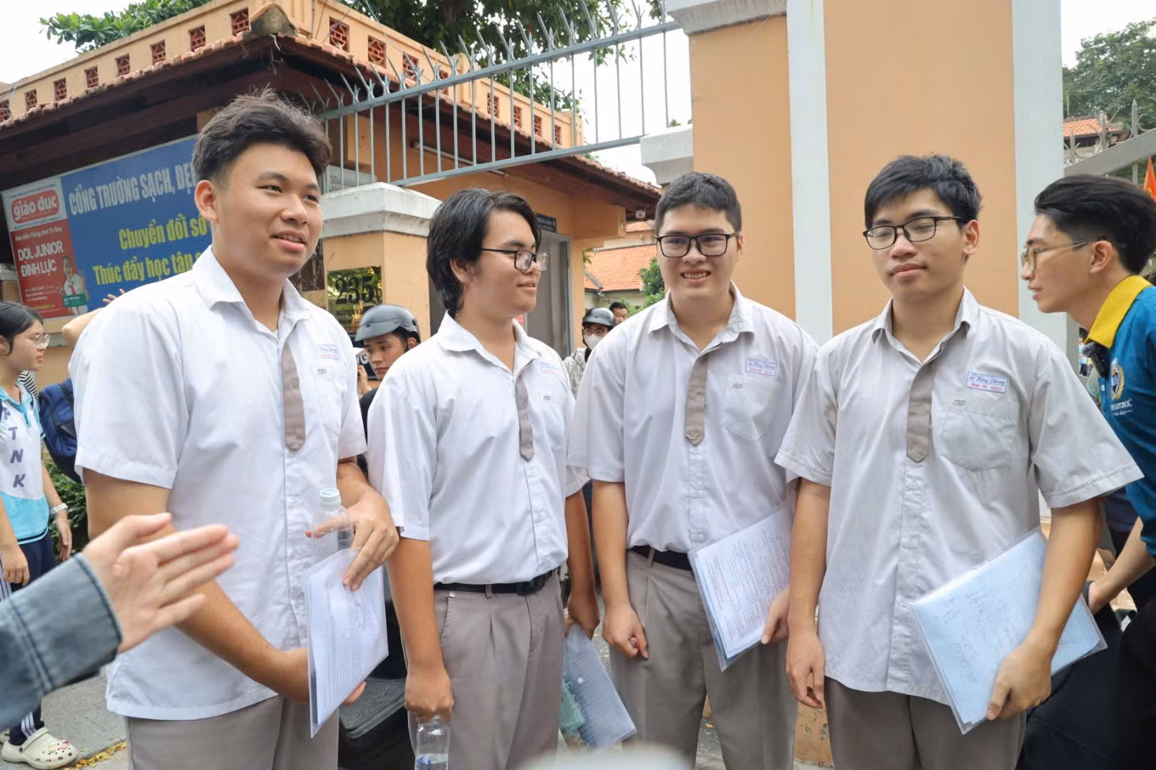 Thí sinh hoàn thành môn Toán với nhiều cung bậc cảm xúc