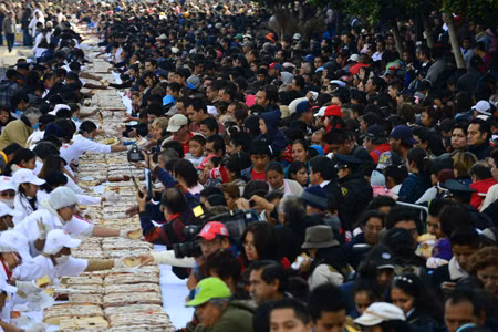 Người dân Mexico thưởng thức bánh "vua" khổng lồ ảnh 1