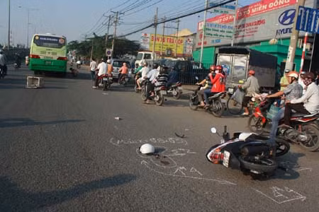 TP. Hồ Chí Minh: Thiếu nữ nguy kịch nghi do va chạm với xe buýt ảnh 1
