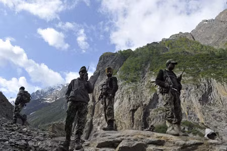 Ấn Độ và Pakistan lại đấu súng tại Kashmir ảnh 1