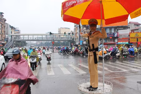 Nữ cảnh sát giao thông ngày đầu 'xuống phố' ảnh 3