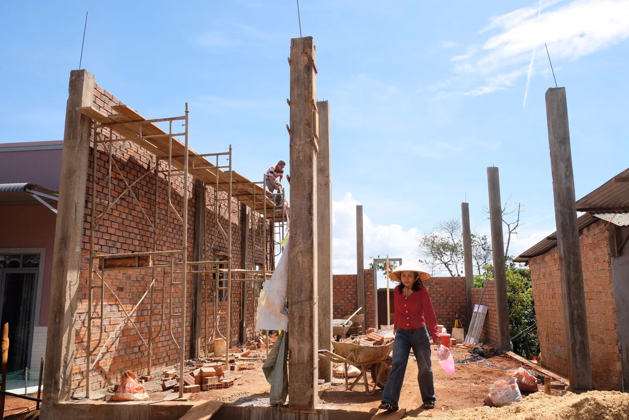 Gia đình chị Ka Hes (thôn Duệ, xã Đinh Lạc, huyện Di Linh) là trường hợp được tháo gỡ khó khăn về đất không “chính chủ”, nhận hỗ trợ xóa nhà tạm theo quy định.