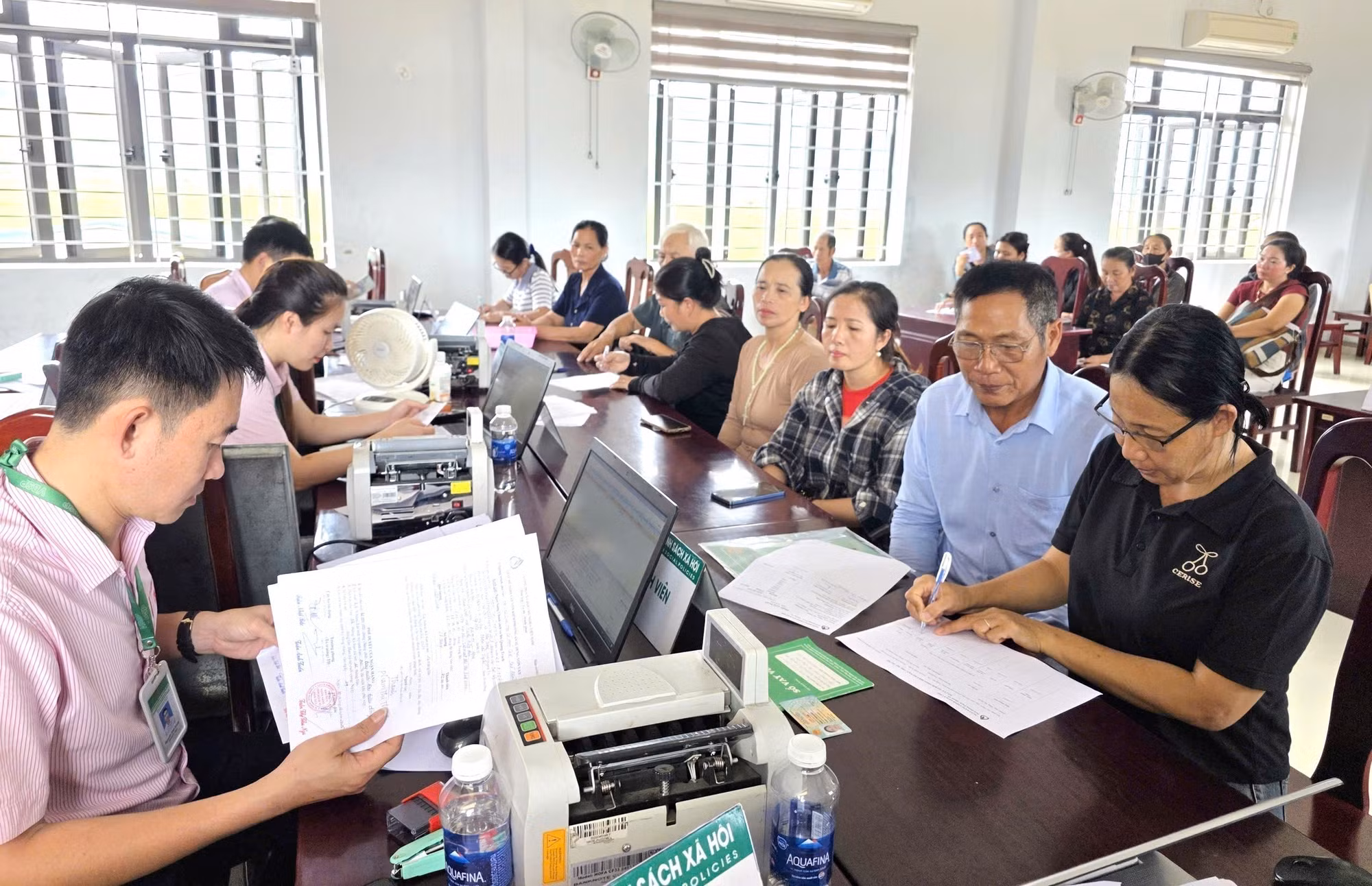 Phòng Giao dịch Ngân hàng Chính sách xã hội Quảng Trạch (tỉnh Quảng Trị) hỗ trợ, hướng dẫn người dân thực hiện các thủ tục vay vốn để tái thiết sản xuất, ổn định cuộc sống sau thiên tai. Ảnh: TTXVN phát