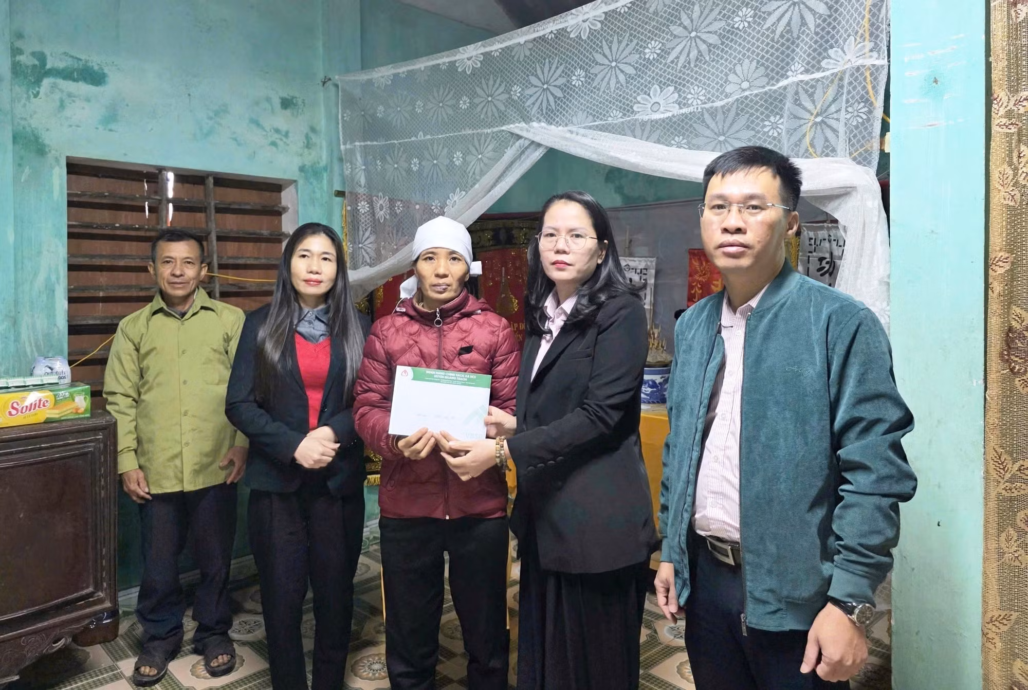 Công đoàn bộ phận Phòng Giao dịch Ngân hàng Chính sách xã hội Quảng Trạch (tỉnh Quảng Trị) thăm hỏi, chia sẻ với các gia đình bị thiệt hại do thiên tai gây ra. Ảnh: TTXVN phát