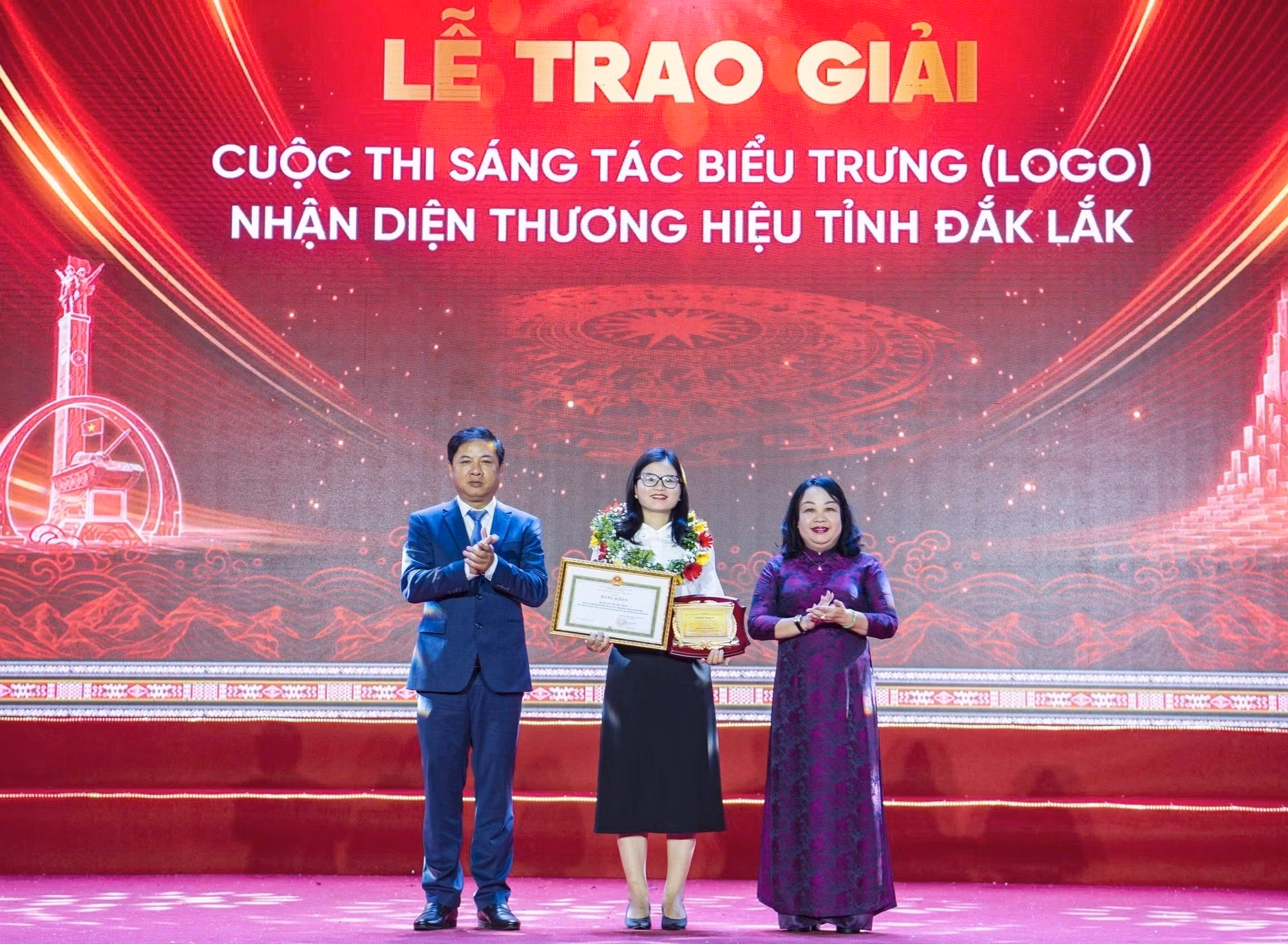 dak-lak-trao-giai2-100326.jpg