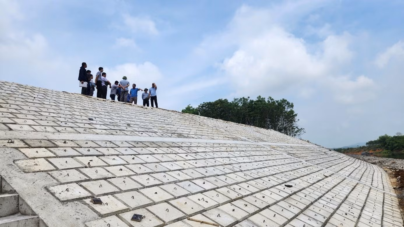Kè chống sạt lở bờ hữu sông Bưởi thuộc tuyến đê bao Thạch Định, thôn Định Hưng, xã Kim Tân (Thanh Hóa). Ảnh: TTXVN phát