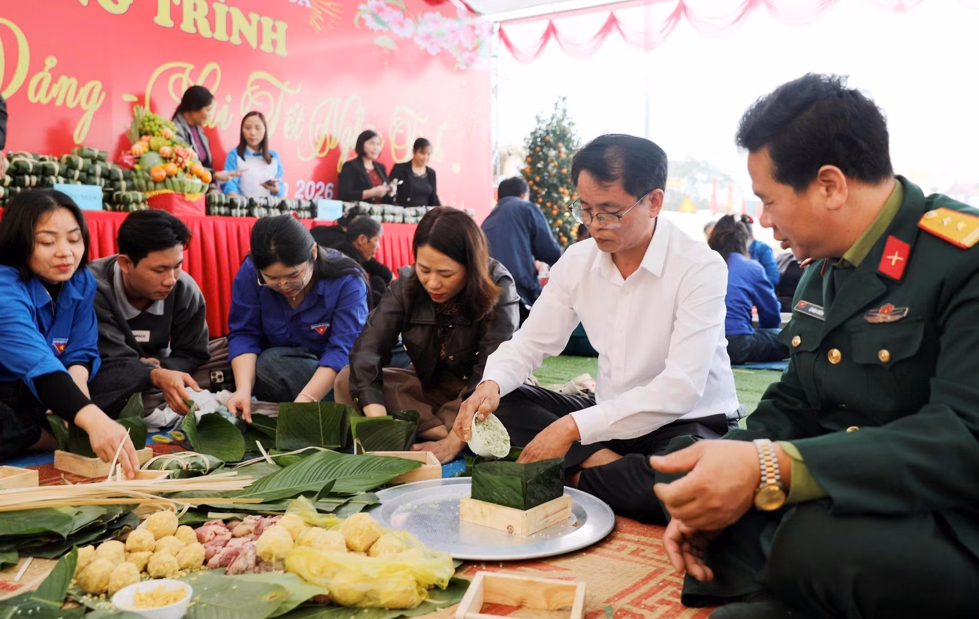 Cùng nhau gói bánh chưng Tết là hoạt động ý nghĩa để chính quyền và nhân dân xã Thiệu Tiến gìn giữ nét đẹp truyền thống mỗi độ Tết đến, Xuân về. Ảnh: Việt Hoàng/TTXVN