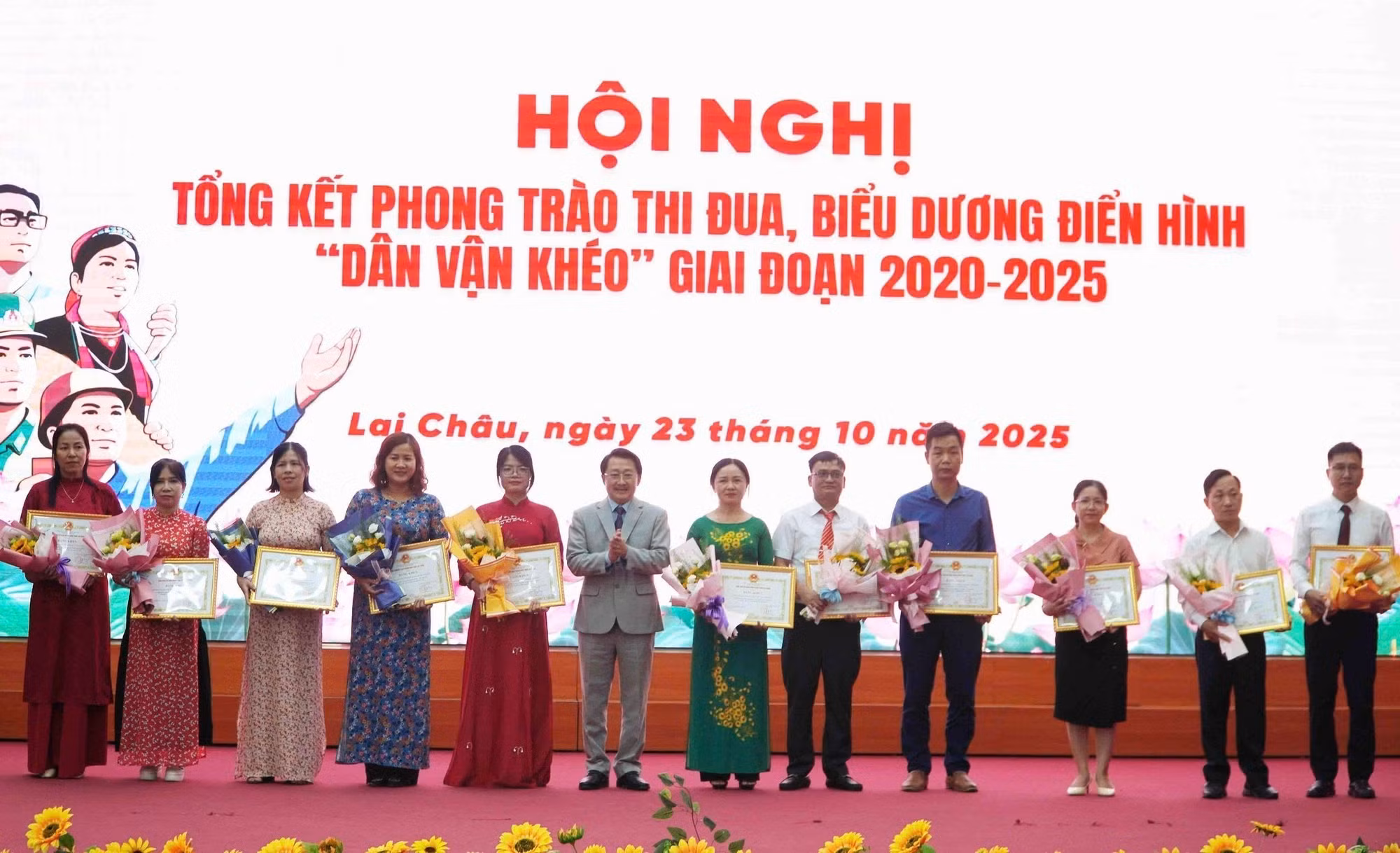 Phó Bí thư Thường trực Tỉnh ủy, Chủ tịch Ủy ban Mặt trận Tổ quốc Việt Nam tỉnh Lai Châu Sùng A Hồ trao Bằng khen cho các tập thể.