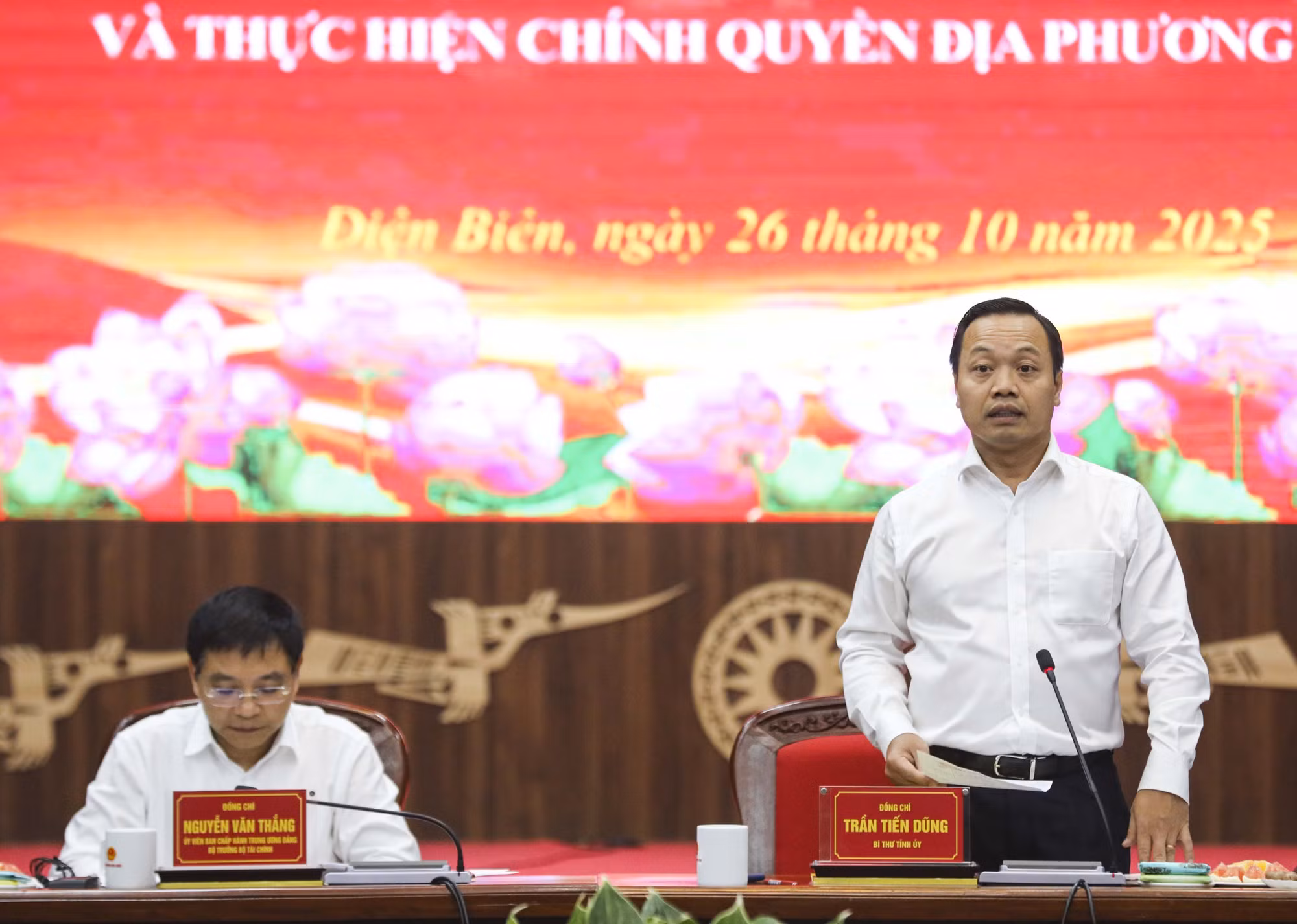 Bí thư Tỉnh ủy Điện Biên Trần Tiến Dũng phát biểu tại buổi làm việc.