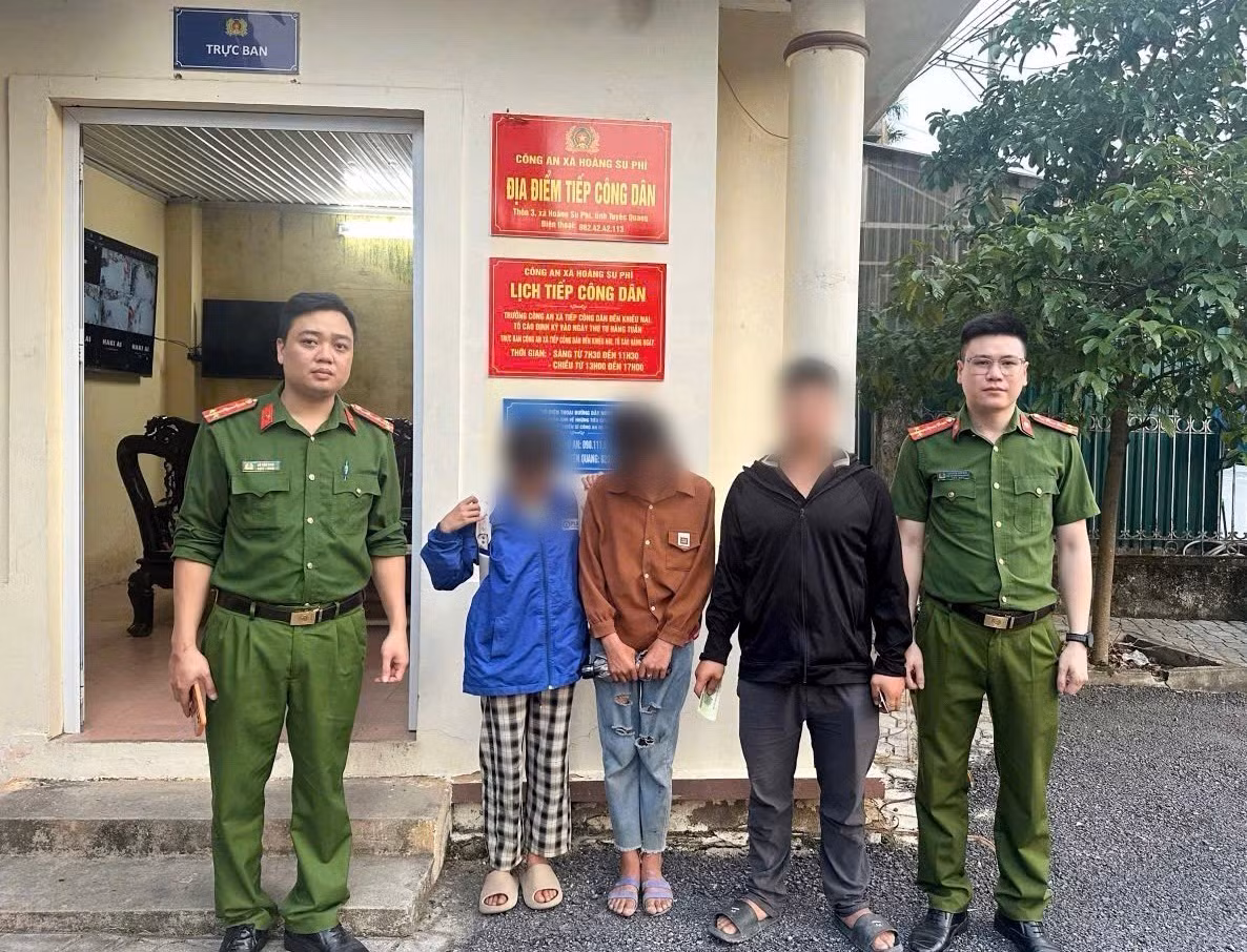 Công an xã Hoàng Su Phì kịp thời ngăn chặn và đưa hai cháu N.T.Đ. (sinh năm 2013) và N.T.C. (sinh năm 2014) trở về nhà an toàn. Ảnh: TTXVN phát