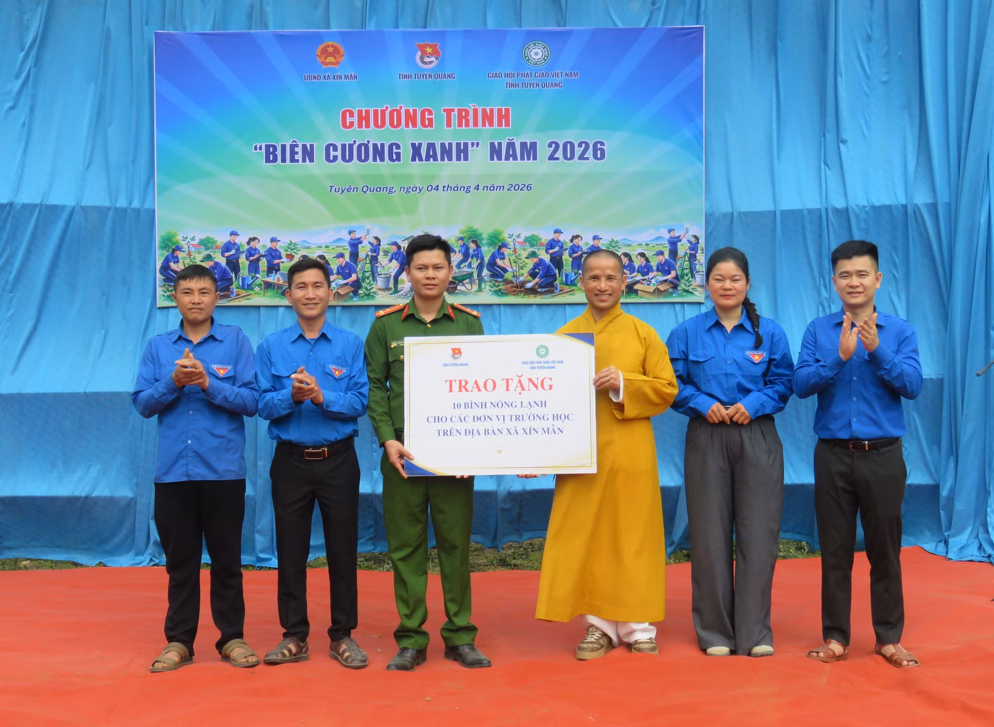 Đại đức Thích Thanh Lâm - Phó trưởng ban trị sự, Trưởng ban từ thiện Giáo hội Phật giáo Việt Nam tỉnh Tuyên Quang trao tặng quà cho trường học ở xã Xín Mần.