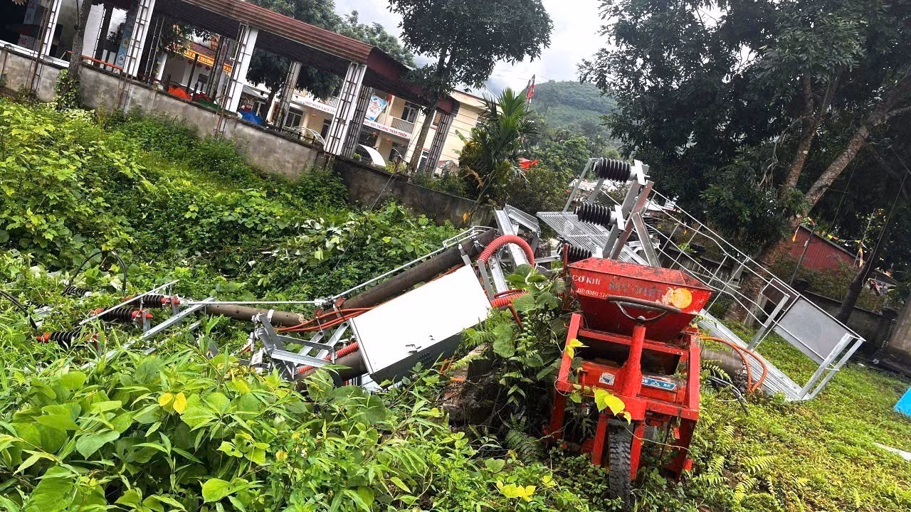 Hiện trường trạm biến áp bị đổ sau nhiều ngày mưa lũ. Ảnh: Minh Tâm/TTXVN