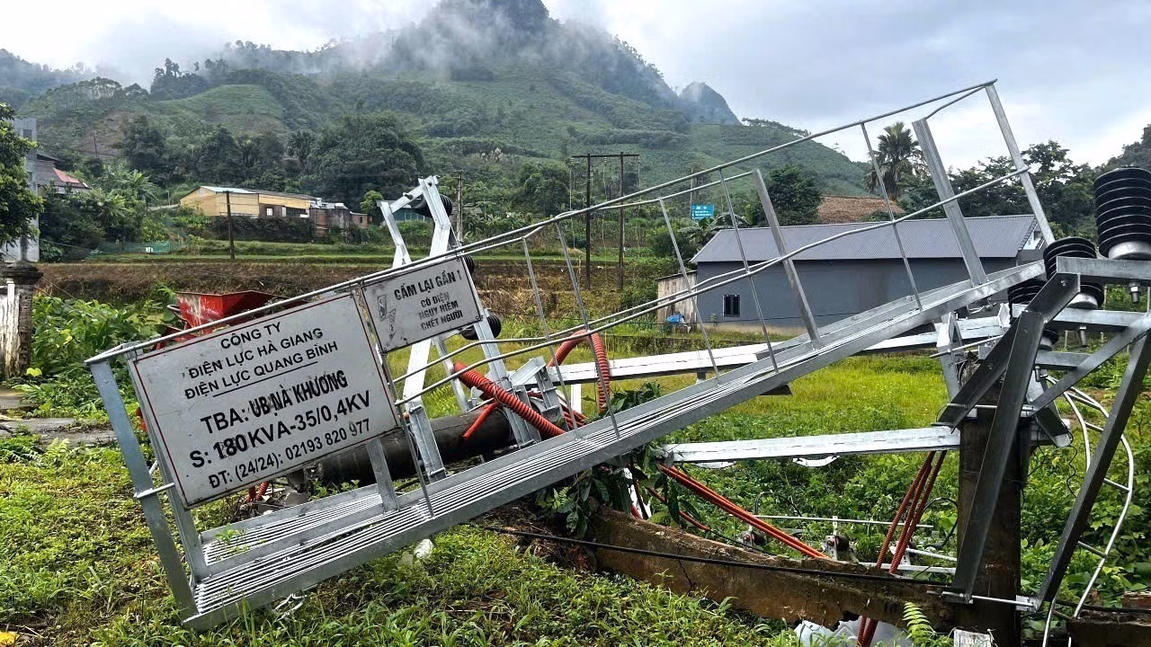 Mưa lũ kéo dài trong nhiều ngày khiến nền đất sụt lún, đổ trạm biến áp tại thôn Nà Khương, xã Xuân Giang. Ảnh: Minh Tâm/TTXVN