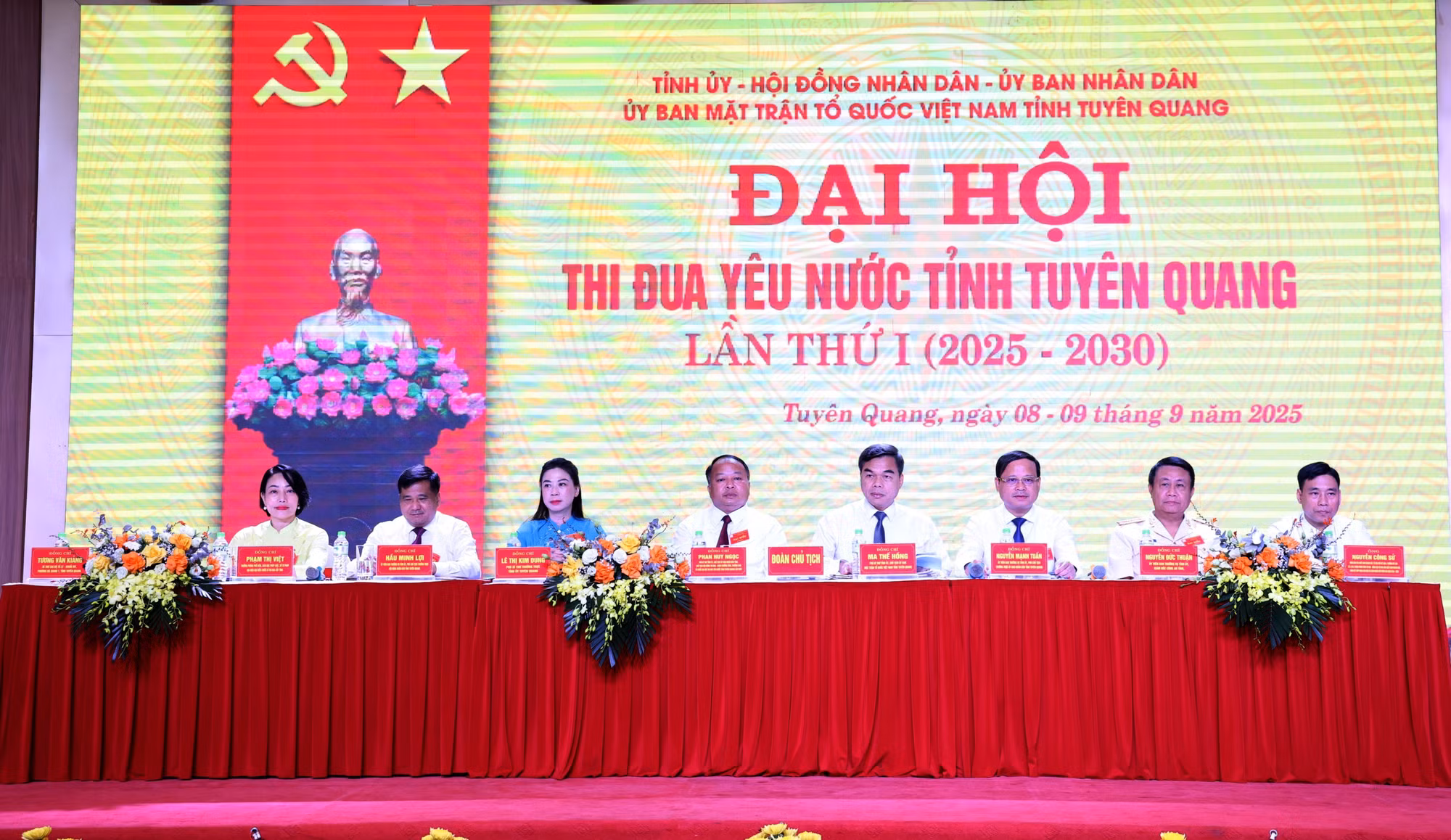 Đoàn Chủ tịch Đại hội.