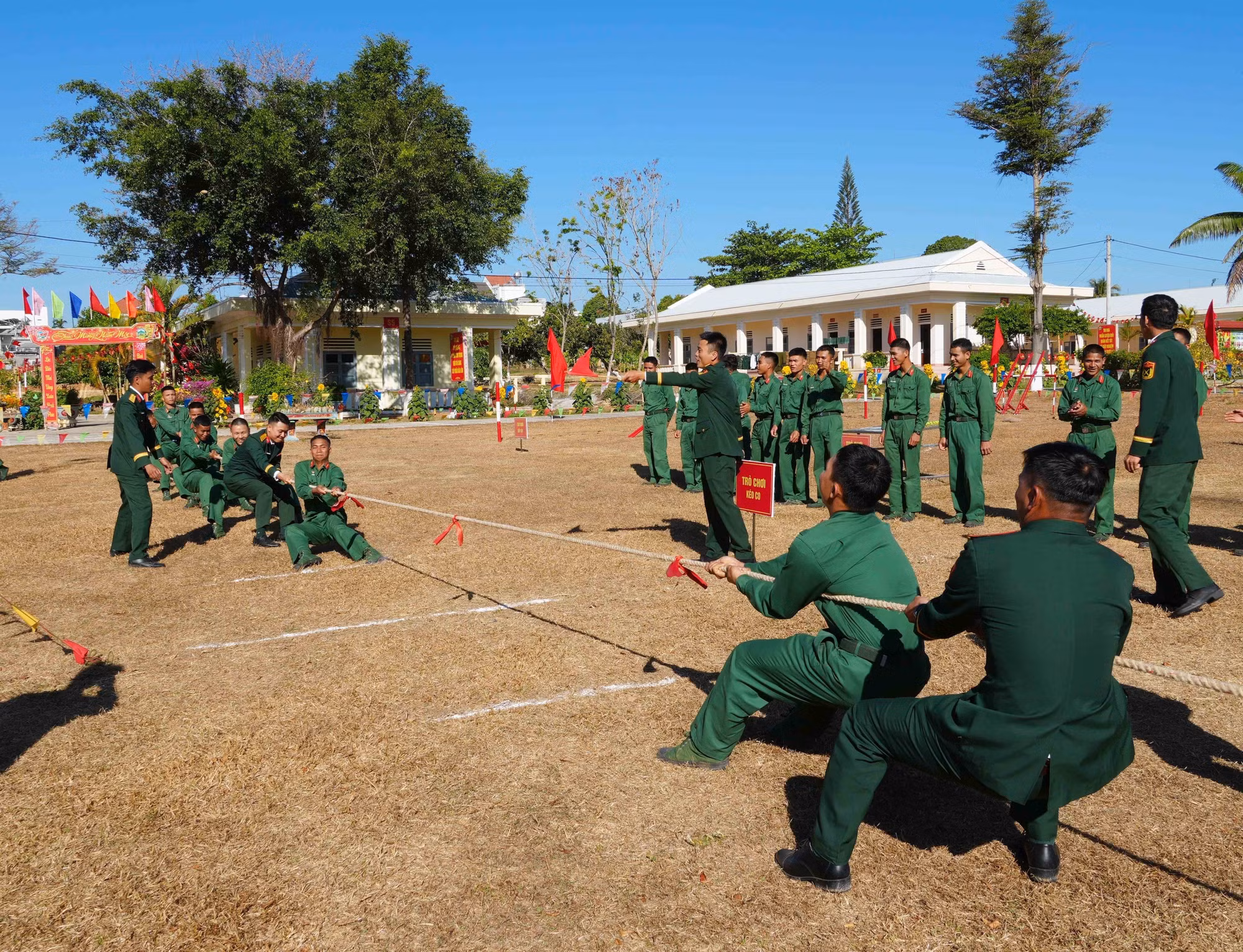 Các chiến sĩ trẻ tại Trung đoàn pháo binh 4 tham gia các trò chơi dân gian ngày Tết.
