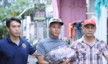 Bắt đối tượng có nhiều tiền án, thu giữ súng và nhiều hung khí nguy hiểm