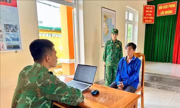 Tăng cường chống buôn lậu đường cát qua biên giới trong mùa nước nổi