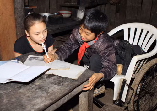 Cậu bé khuyết tật người Mông ham học ảnh 6