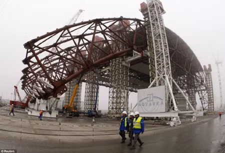 Hạ vòm phủ 'nấm mồ' Chernobyl ảnh 1