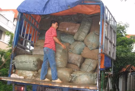 Tạm giữ 6 tấn quần áo không giấy tờ hợp pháp ảnh 1