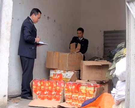 Thu giữ gần 3 tạ pháo lậu ảnh 1