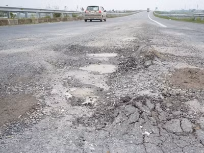 Cao tốc Cầu Giẽ - Ninh Bình lún nứt vì áp lực thông xe ảnh 1