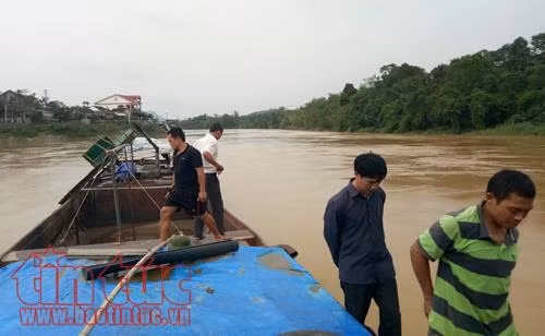Hà Tĩnh tìm kiếm nữ nhân viên y tế nhảy cầu tự vẫn trong nước lũ ảnh 3