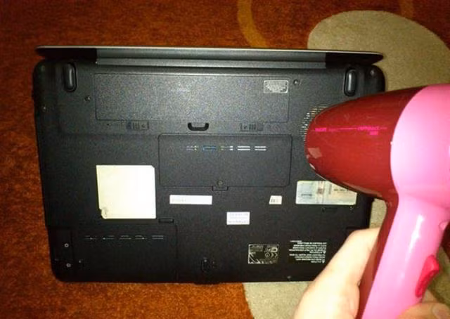 Lỡ đổ nước vào laptop: Cấp cứu nhanh bằng máy sấy tóc ảnh 4