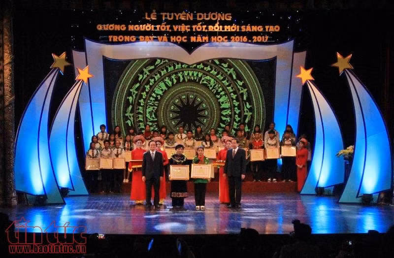 Bộ Giáo dục - Đào tạo tuyên dương giáo viên và học sinh tiêu biểu ảnh 1