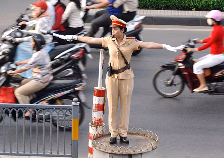 Nữ cảnh sát giao thông trong thơ Tú Mỡ ảnh 1