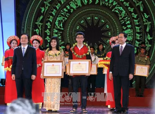 Bộ Giáo dục - Đào tạo tuyên dương giáo viên và học sinh tiêu biểu ảnh 2