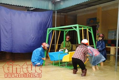 Hà Tĩnh: Mưa trắng trời, nhiều địa phương bị nước lũ chia cắt ảnh 4