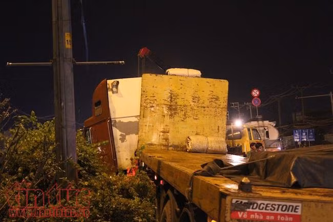 Xe đầu kéo đâm nát dải phân cách do tài xế ngủ gật ảnh 1