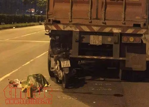Chạy xe máy vào làn ô tô, nam thanh niên đâm vào xe container tử vong tại chỗ ảnh 1
