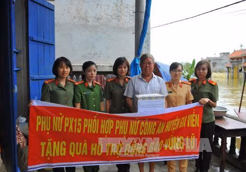 Công an tỉnh Ninh Bình tặng quà cho người dân vùng lũ ảnh 2