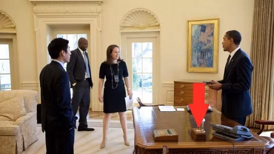 Bí mật chiếc nút đỏ trên bàn làm việc Tổng thống Obama ảnh 1