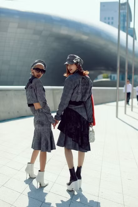 Ninh Dương Lan Ngọc cùng stylist Hoài Trang chinh phục đường phố Hàn Quốc ảnh 7