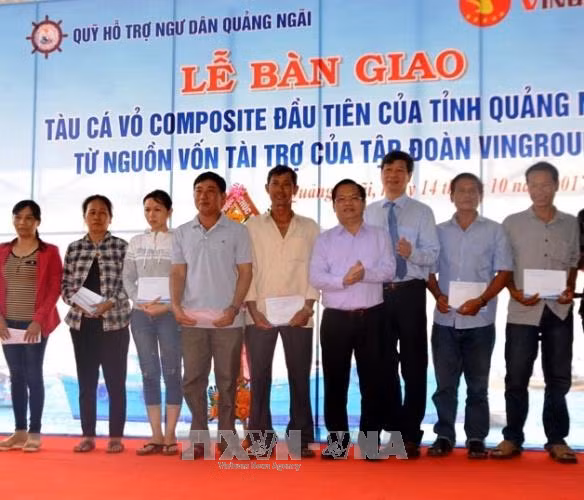 Quảng Ngãi bàn giao tàu cá composite đầu tiên cho ngư dân ảnh 2