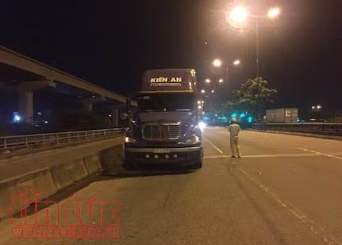 Chạy xe máy vào làn ô tô, nam thanh niên đâm vào xe container tử vong tại chỗ ảnh 2