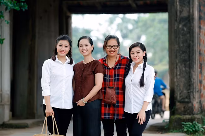 Sao Mai Bích Hồng- Thu Hằng hóa thôn nữ trong MV mới chào mừng ngày 20/10 ảnh 2
