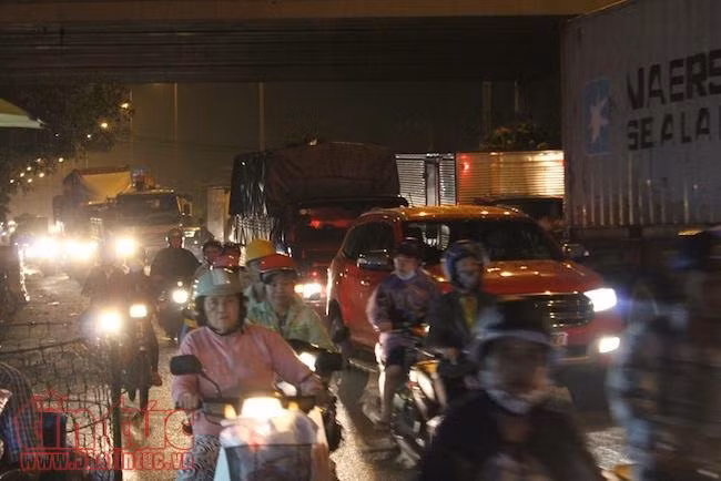 Xe đầu kéo đâm nát dải phân cách do tài xế ngủ gật ảnh 2