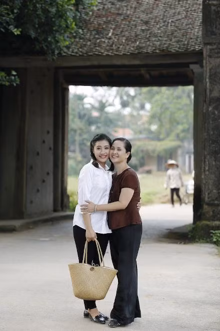 Sao Mai Bích Hồng- Thu Hằng hóa thôn nữ trong MV mới chào mừng ngày 20/10 ảnh 3