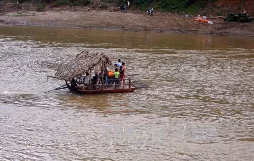 Vượt suối bằng bè tự chế, người dân Mỏ Vàng mòn mỏi chờ một cây cầu ảnh 1