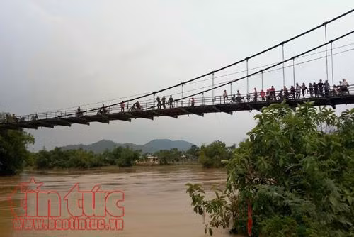 Hà Tĩnh tìm kiếm nữ nhân viên y tế nhảy cầu tự vẫn trong nước lũ ảnh 1