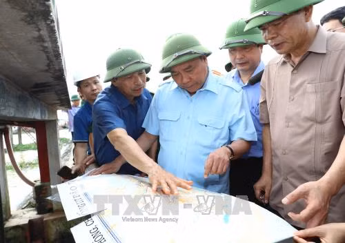 Thủ tướng Nguyễn Xuân Phúc trực tiếp đi thị sát, hộ đê tại Ninh Bình ảnh 2