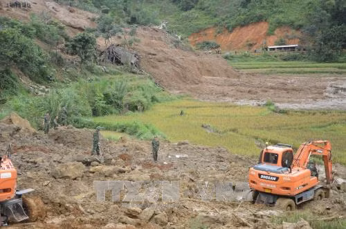 Thăm hỏi đồng bào khu vực bị sạt lở tỉnh Hòa Bình ảnh 1