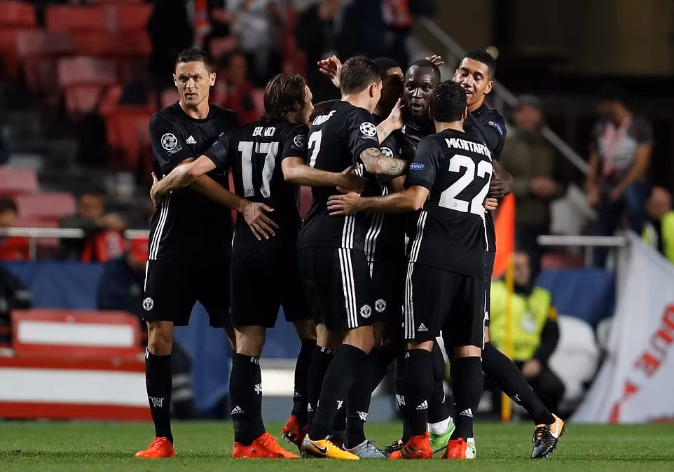 Hạ Benfica trên sân khách, ‘Quỷ đỏ’ thống trị tại bảng A ảnh 4