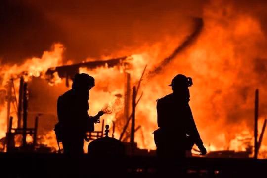 Vùng Bắc California chìm trong khói lửa cháy rừng, 1.500 ngôi nhà bị thiêu rụi ảnh 1