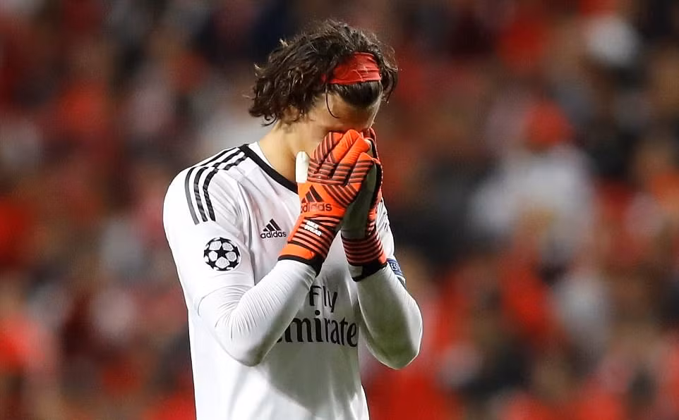Hạ Benfica trên sân khách, ‘Quỷ đỏ’ thống trị tại bảng A ảnh 3