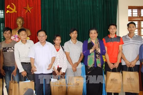 Phó Chủ tịch Thường trực Quốc hội Tòng Thị Phóng thăm và làm việc tại huyện Phù Yên (tỉnh Sơn La) ảnh 1